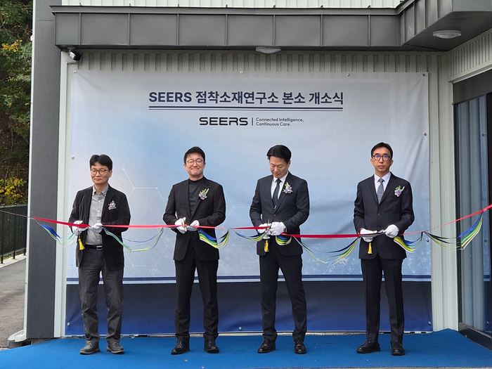 21일 열린 씨어스 용인 신공장 개소식에서 (사진 왼쪽부터) 송희석 CTO 부사장, 이영신 대표, 채정훈 점착소재연구소장, 김경철 디지털헬스케어연구소장이 테이프 커팅을 하고 있다. (사진=씨어스)