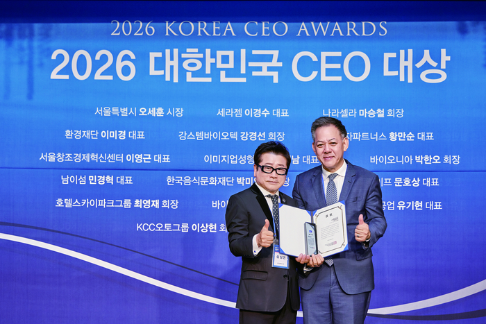 이상현 KCC정보통신·KCC오토그룹 회장이 20일 서울 서초구 마리나파크에서 열린 '제3회 CEO의 날' 행사에서 '2026 대한민국 CEO 대상' 사회공헌 리더 부문 대상 수상 기념 촬영을 하고 있다. KCCC정보통신
