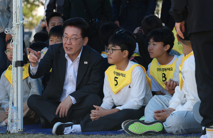 이재명 대통령이 22일 전북 익산 왕궁초등학교에서 열린 가을 체육한마당에서 학생들과 대화하고 있다. 연합뉴스