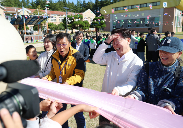 이재명 대통령이 22일 전북 익산 왕궁초등학교에서 열린 가을 체육한마당에서 학생들과 짐볼 이동하기를 하고 있다. 연합뉴스
