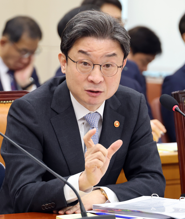 이억원 금융위원장이 22일 국회에서 열린 정무위원회 국정감사에서 위원 질문에 답하고 있다. [사진= 연합뉴스 scoop@yna.co.kr 제공]