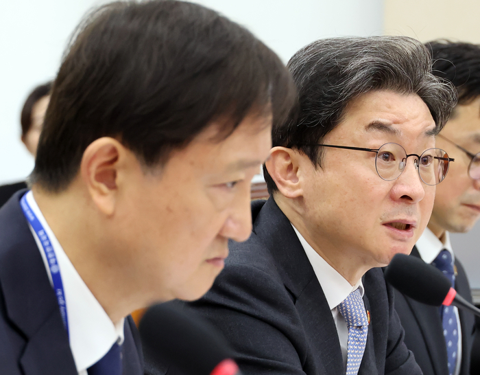 이억원 금융위원장(오른쪽)이 22일 국회에서 열린 정무위원회 국정감사에서 위원 질문에 답하고 있다. (사진=연합뉴스)