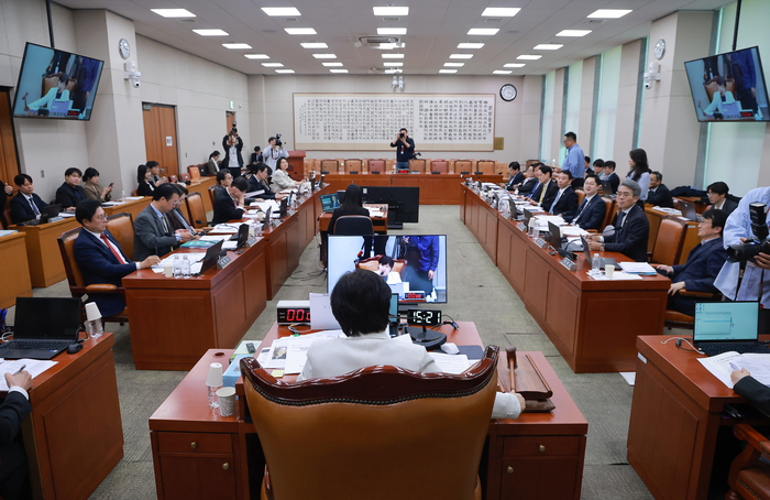 22일 국회 법제사법위원회 전체회의에서 위원장인 더불어민주당 서영교 의원이 최길수 특별감찰관 후보자 인사청문 경과 보고서를 처리한 뒤 산회를 선언하고 있다. 2026.10.22 연합뉴스