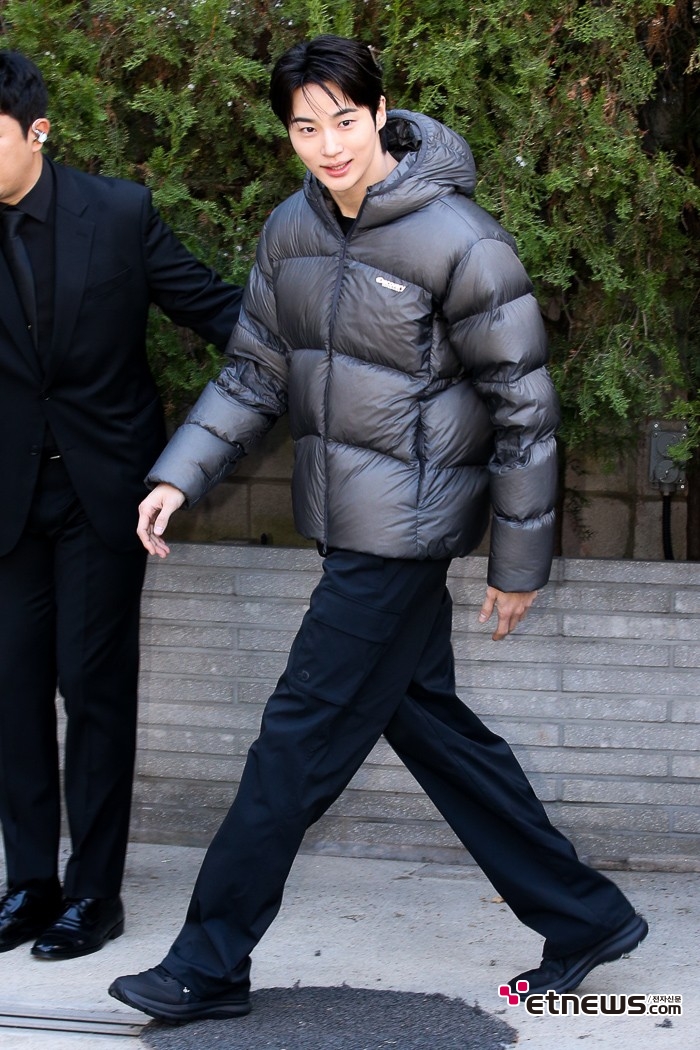 [ET포토] 변우석, '긴 다리 돋보이는 발설음'