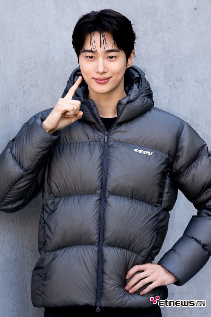[ET포토] 변우석, '조각 손가락으로 볼터치'