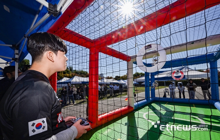 [포토] 치열한 드론 축구 한 판