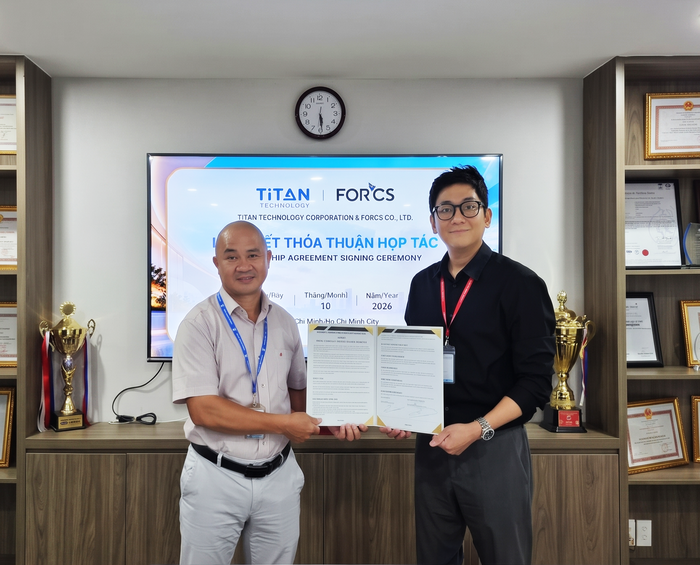 베트남 호찌민에서 열린 전략적 파트너십 체결식에서 탄 응우옌 타이탄 테크놀로지 대표(왼쪽)와 연규선 포시에스 이사가 협약서를 들고 기념촬영했다.