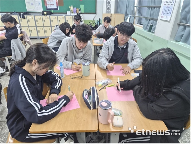 지난 21일 마련된 경기대 대학일자리플러스센터 모두의특강에서 참여한 한봄고 1학년 학생들이 교육 과제 수행에 몰두하고 있다.