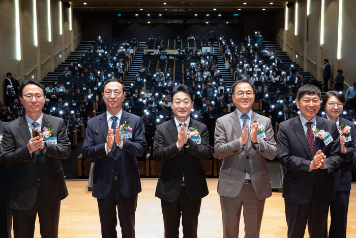 이호현 기후에너지환경부 제2차관이 23일 서울 강남구 코엑스에서 열린 '2026 재생에너지의 날 기념식'에 참석해 최재관 한국에너지공단 이사장, 권영호 한국재생에너지단체총연합회 회장 등 참석자들과 기념촬영을 하고 있다. 사진 출처 : 기후부