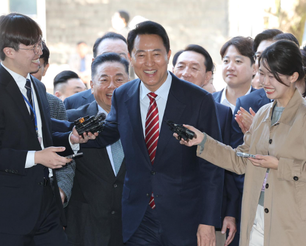 오세훈 서울시장이 23일 서울 서초구 서울고법에서 열린 '명태균 여론조사 대납 의혹 사건' 항소심 선고 공판 뒤 무죄 판결과 관련해 입장을 밝히고 있다. 사진=연합뉴스