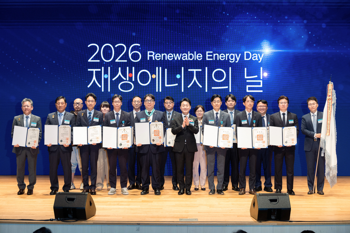 이호현 기후에너지환경부 제2차관이 23일 서울 강남구 코엑스에서 열린 '2026 재생에너지의 날 기념식'에 참석해 재생에너지 발전 유공자 및 재생에너지의 날 기념 AI숏폼 국민공모전 입상자들과 함께 기념촬영을 하고 있다. 사진 출처 : 기후부