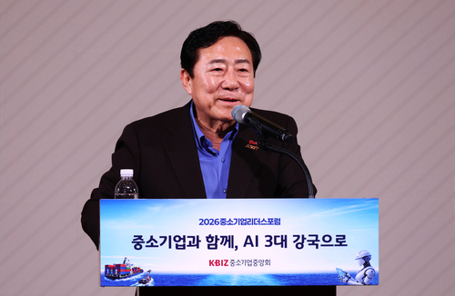 김기문 회장이 23일 제주 롯데호텔에서 열린 '2026 중소기업 리더스포럼' 폐막식에서 인사말을 하고 있다.