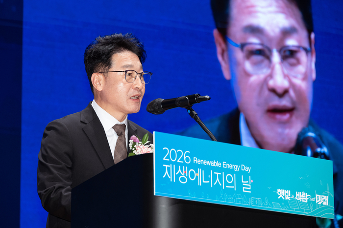이호현 기후에너지환경부 제2차관이 23일 서울 강남구 코엑스에서 열린 '2026 재생에너지의 날 기념식'에 참석해 기념사를 하고 있다. 올해 기념식은 재생에너지의 날이 법정기념일로 지정된 이후 처음 개최되었다. 사진 출처 : 기후부