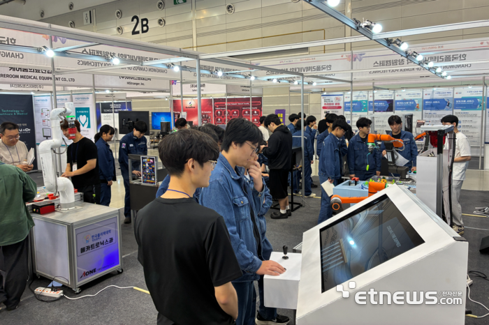 2026 The NEXT AI 관람객들이 한국폴리텍VII대학 창원캠퍼스 부스에서 로봇 기술을 체험하고 있다.