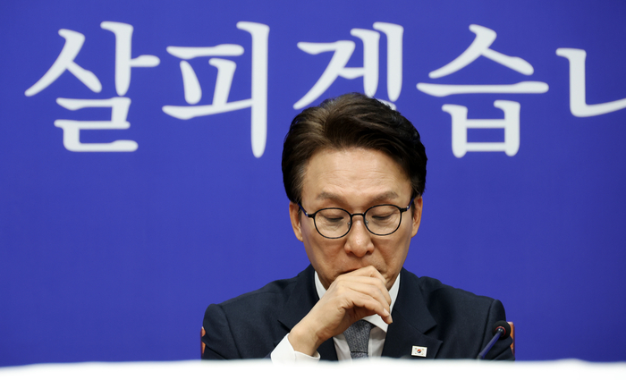 김민석 더불어민주당 대표가 국회에서 열린 최고위원회의에서 잠시 생각에 잠겨 있다. 연합뉴스