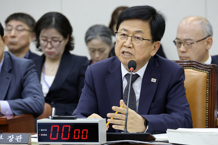 최교진 교육부 장관이 23일 국회 교육위원회에서 열린 2026년도 종합 국정감사에 출석해 질의에 답하고 있다. (사진=연합뉴스)