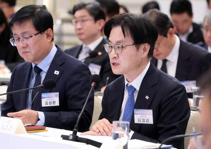 김정관 산업통상부 장관이 23일 이재명 대통령이 청와대에서 주재한 규제합리화위원회 2차 전체회의에서 보고하고 있다. 연합뉴스