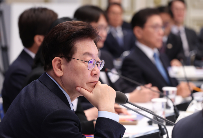 이재명 대통령이 23일 청와대에서 열린 규제합리화위원회 2차 전체회의에서 참석자 발언을 듣고 있다. 2026.10.23 [청와대통신사진기자단]