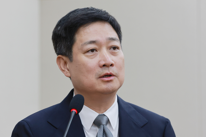 홍범식 LG유플러스 대표가 23일 국회 과학기술정보방송통신위원회에서 열린 과학기술정보통신부 등에 대한 종합감사에 일반증인으로 출석해 과방위원 질의에 답하고 있다.