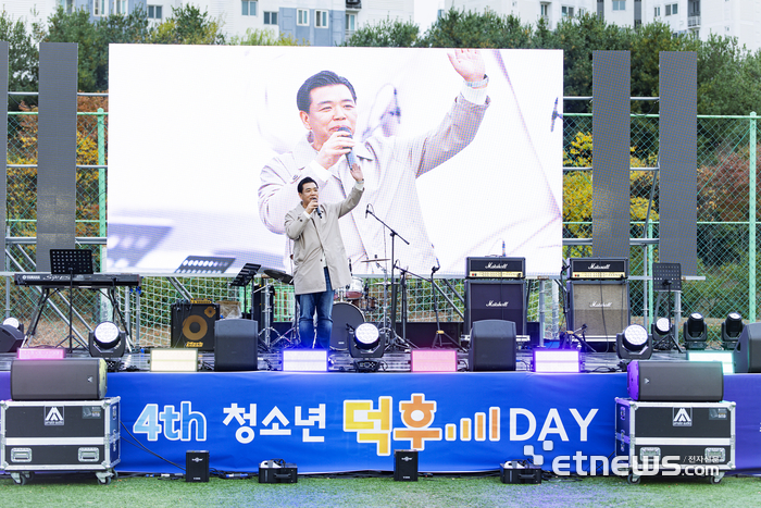 이계철 화성시의회 의장이 24일 향남1지구 도원체육공원에서 열린 '2026년 문화가 있는 날 청소년 덕후 DAY, 향남을 보라!'에 참석해 인사말을 하고 있따. 화성시의회 제공.