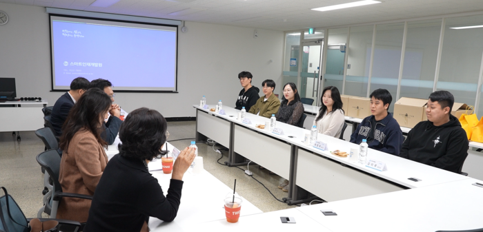 김종윤 직업능력심사평가원 원장이 지난 22일 광주 동구본원과 남구분원을 방문해 디지털 신기술 분야의 전문인재로 성장하고 있는 훈련생들을 격려하고, 훈련생 대표 및 운영진과 간담회를 개최했다.