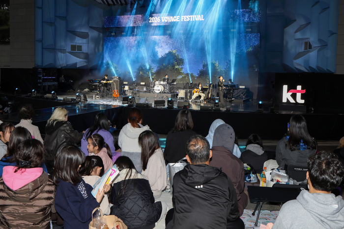 경기 성남시 분당중앙공원에서 열린 2026 KT 보야지 페스티벌에서 KT 고객들이 문화공연을 즐기는 모습