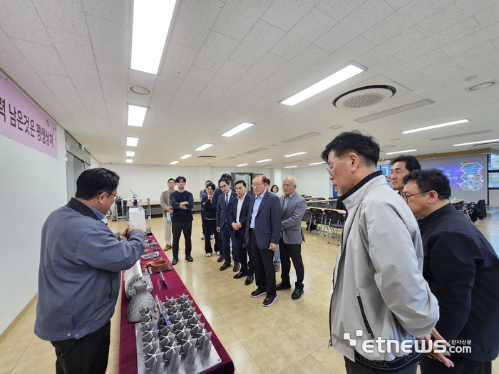 금속 찍고 공구 살피고…화성 기업자문단, 제조현장 혁신 해법 공유회