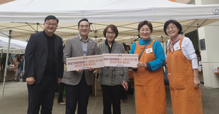 (왼쪽부터) 조영준 대한상의 지속가능경영원장, 박홍근 기획예산처 장관, 정기옥 대한상의 여성기업위원회 위원장, 김성애 사랑의친구들 회장, 신경혜 사랑의친구들 바자위원장 등이 '2026 사랑의 친구들 바자'에 참석했다.