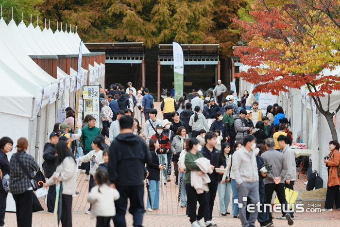 오산시가 24일 고인돌공원에서 개최한 '제17회 오산 독산성 문화제'에 관람객들이 부스를 돌아보고 있다. 오산시 제공.