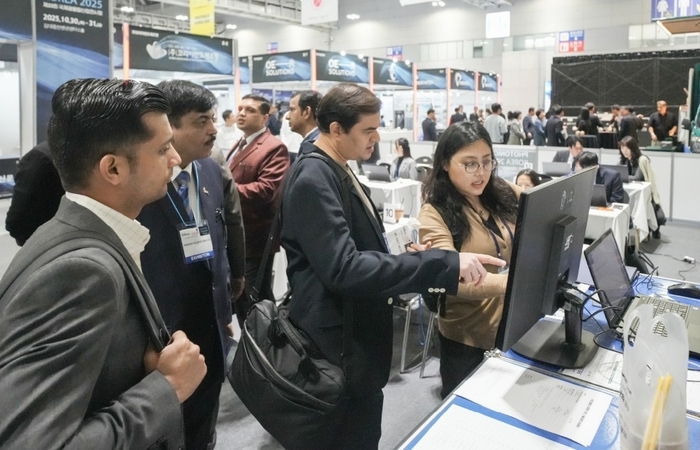 지난해 열린 '2025 국제광융합산업전시회'에서 광융합제품 부스를 둘러보고 있는 해외 바이어들.