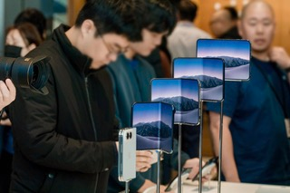 애플 명동 스토어를 찾은 시민들이 제품을 체험하고 있다.