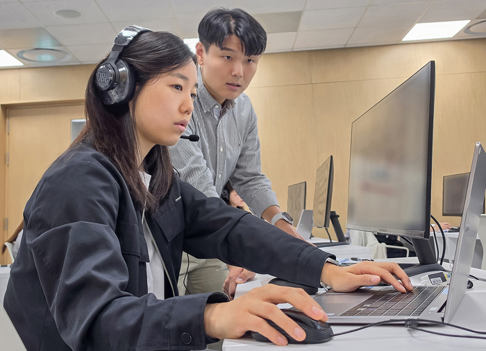 삼성전자 감독관이 삼성전자 인재개발원에서 삼성직무적성검사(GSAT) 응시자를 대상으로 예비 소집을 하고 있다.