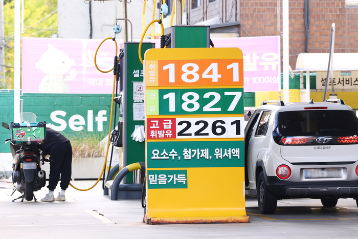 전국 주유소 기름값이 전주 대비 소폭 내리며 23주 연속 하락세를 이어갔다. 25일 서울 시내의 한 주유소 모습. 연합뉴스