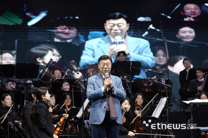 신상진 성남시장이 24일 한국디자인진흥원 앞 탄천에서 열린 '드론라이트쇼&뮤직페스티벌'에서 인사말을 하고 있다. 성남시 제공.