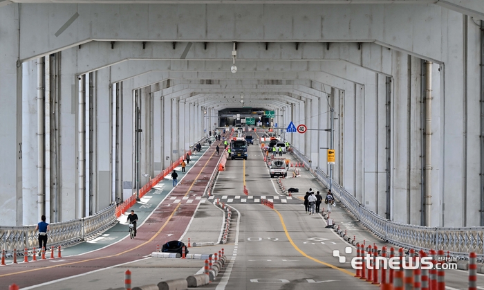[포토] 차량 멈춘 잠수교, 보행전용교로 새 출발