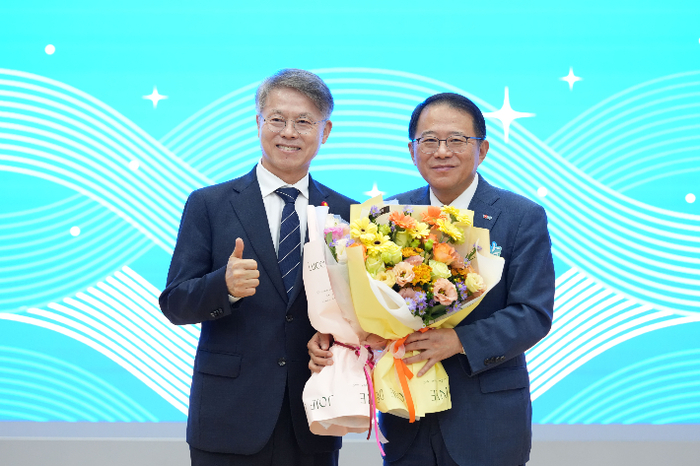 민형배 전남광주통합특별시장(왼쪽)과 강명수 전남광주시 초대 산업경제부시장.