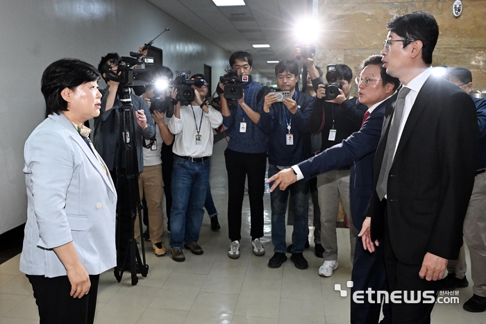 [포토] 회의 진행 두고 마찰