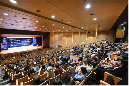 지난 21일 열린 '2026 K-AgeTech 글로벌 포럼 & 네트워킹'에서 국내외 AgeTech 전문가와 산업계 관계자들이 AI·피지컬 AI 기술 동향과 시니어산업 성장전략에 대한 발표를 듣고 있다.