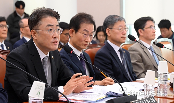 [포토] 답변하는 이진수 법무장관 직무대행