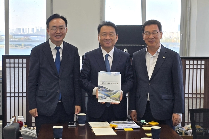 윤병태 나주시장(왼쪽)이 신정훈 국회의원(오른쪽)과 함께 이광재 국회 예산결산특별위원장(가운데)을 만나 핵심사업들에 대한 국비 지원을 요청했다.