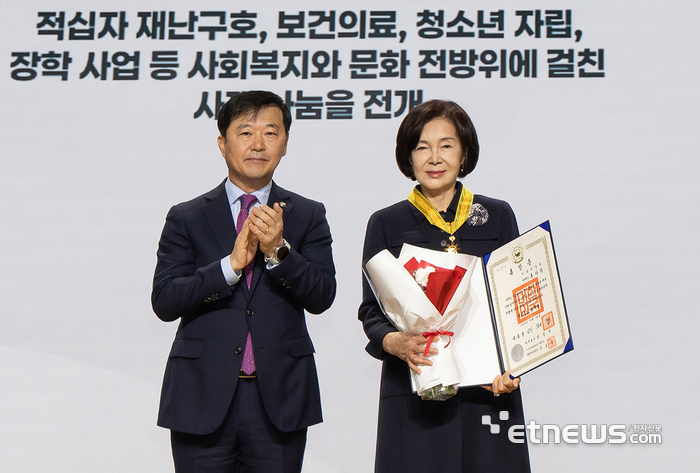 홍라희 명예관장 국민훈장 동백장…40년 이상 지속한 나눔과 사회공헌