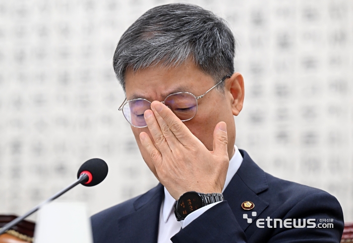 [포토] 안경고쳐쓰는 노경필 법원행정처장