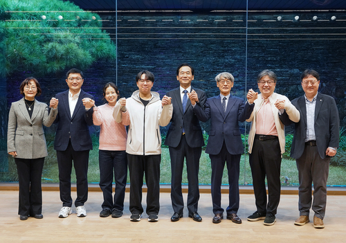 (왼쪽부터)정민승 한국방송통신대학교 교육학과 교수, 이명철 경기 복정고등학교 교사, 백아름 청년이그린협동조합 대표, 권동한 알고릭스코퍼레이션 대표, 최화정 교보교육재단 이사장, 이희수 중앙대학교 교육학과 명예교수, 이상욱 한양대학교 철학과 및 대학원AI학과 교수, 임창현SK mySUNI 리써치 펠로우(사진=교보생명)
