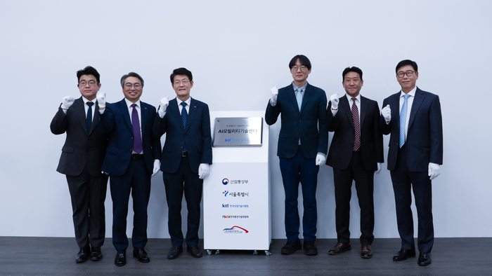 참석자들이 AI모빌리티기술센터 개소식에서 현판식을 마친 뒤 기념촬영을 하고 있다. 왼쪽부터 박성언 KTL AI모빌리티기술센터장, 김현철 한국중견기업연합회 부회장, 김선기 KTL 원장, 안응수 산업통상부 중견기업지원과장, 백재원 한국첨단자동차기술협회 회장, 정재송 제이스로보틱스 회장. (사진=KTL)