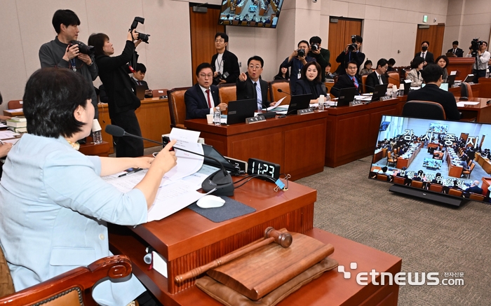 26일 국회 법제사법위원회 종합감사에서 김민전 의원의 질의 자료를 대한 논쟁으로 정회되자 국민의힘 의원들이 서영교 법사위원장에게 항의하고 있다. 이동근기자 foto@etnews.com