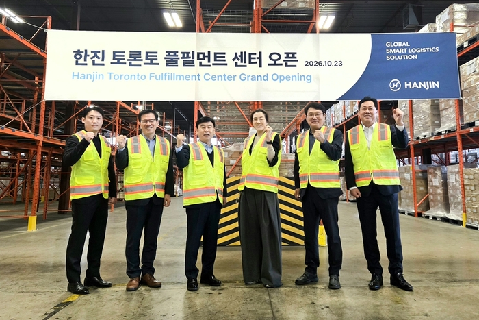 한진 노삼석 대표이사 사장(왼쪽 세 번째)과 조현민 사장(왼쪽 네 번째)이 캐나다 토론토 풀필먼트 센터 가동을 앞두고 현장을 방문해 시설 및 운영 상황을 점검하고 있다. 〈자료:한진〉