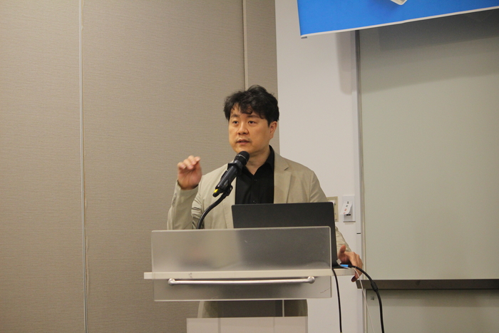 박지환 씽크포비엘 대표가 22일 인천 송도컨벤시아에서 경찰청과 경찰대학이 주최한 '2026 치안 AI 공동학술세미나'에 참석해 청중에 연구 성과를 발표하고 있는 모습.