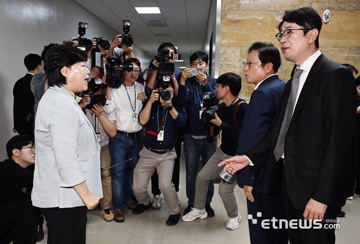 [포토] 회의 진행 항의하는 주진우