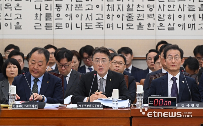[포토] 답변하는 이진수 법무장관 직무대행
