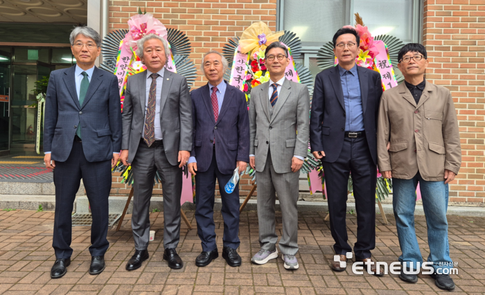 박용재 시인, 조강훈 한국예총 회장, 하철경 한국예총 명예회장, 이범헌 한국문화예술위원장(전 한국예총 회장), 이용호 조지훈문학제 운영위원장, 정진혁 시인(왼쪽부터)이 기념 촬영했다.